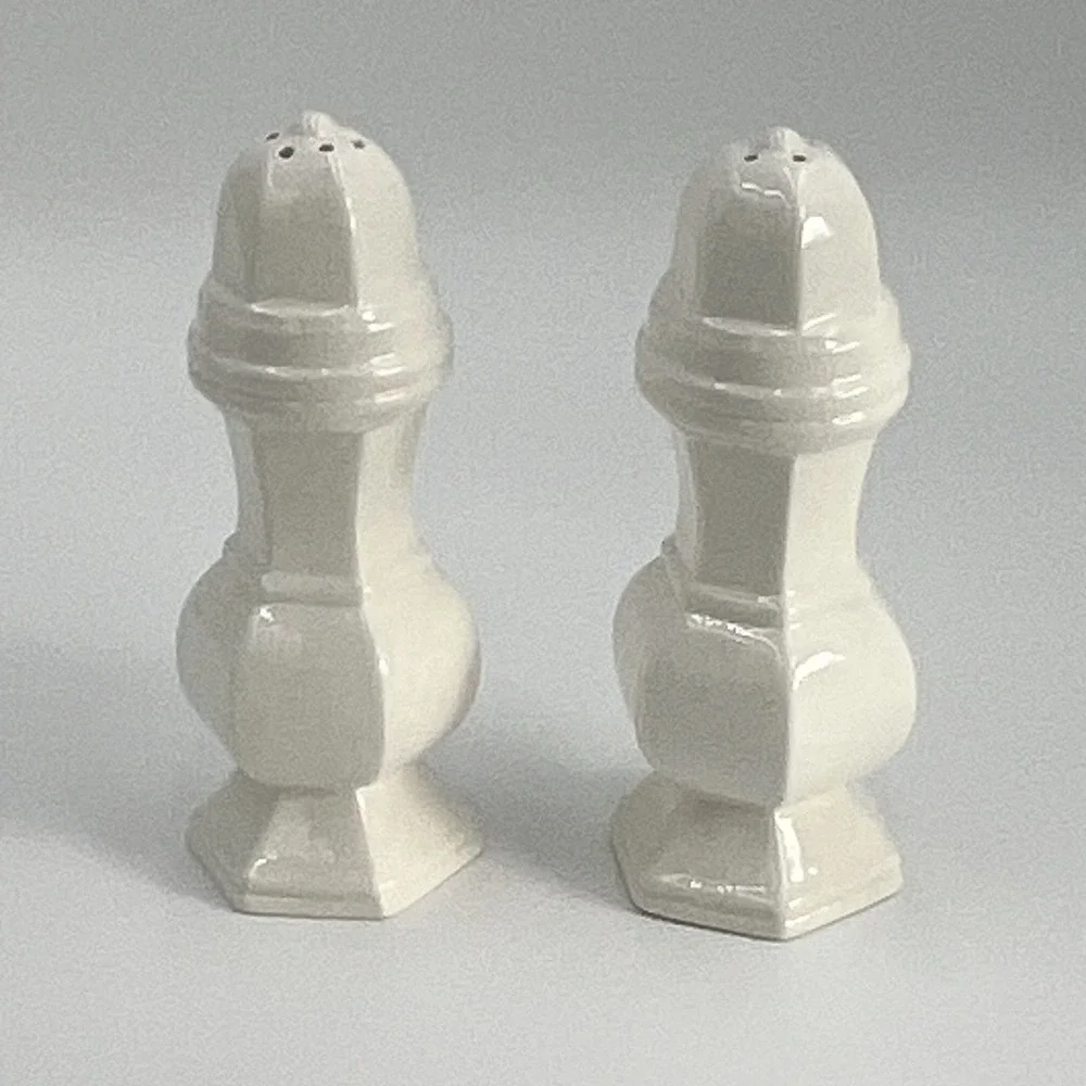 White elegant salt and pepper‎ 5